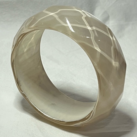 Vintage multifaceted moonglow lucite chunky bracelet. Please see video also. - Picture 12 of 12